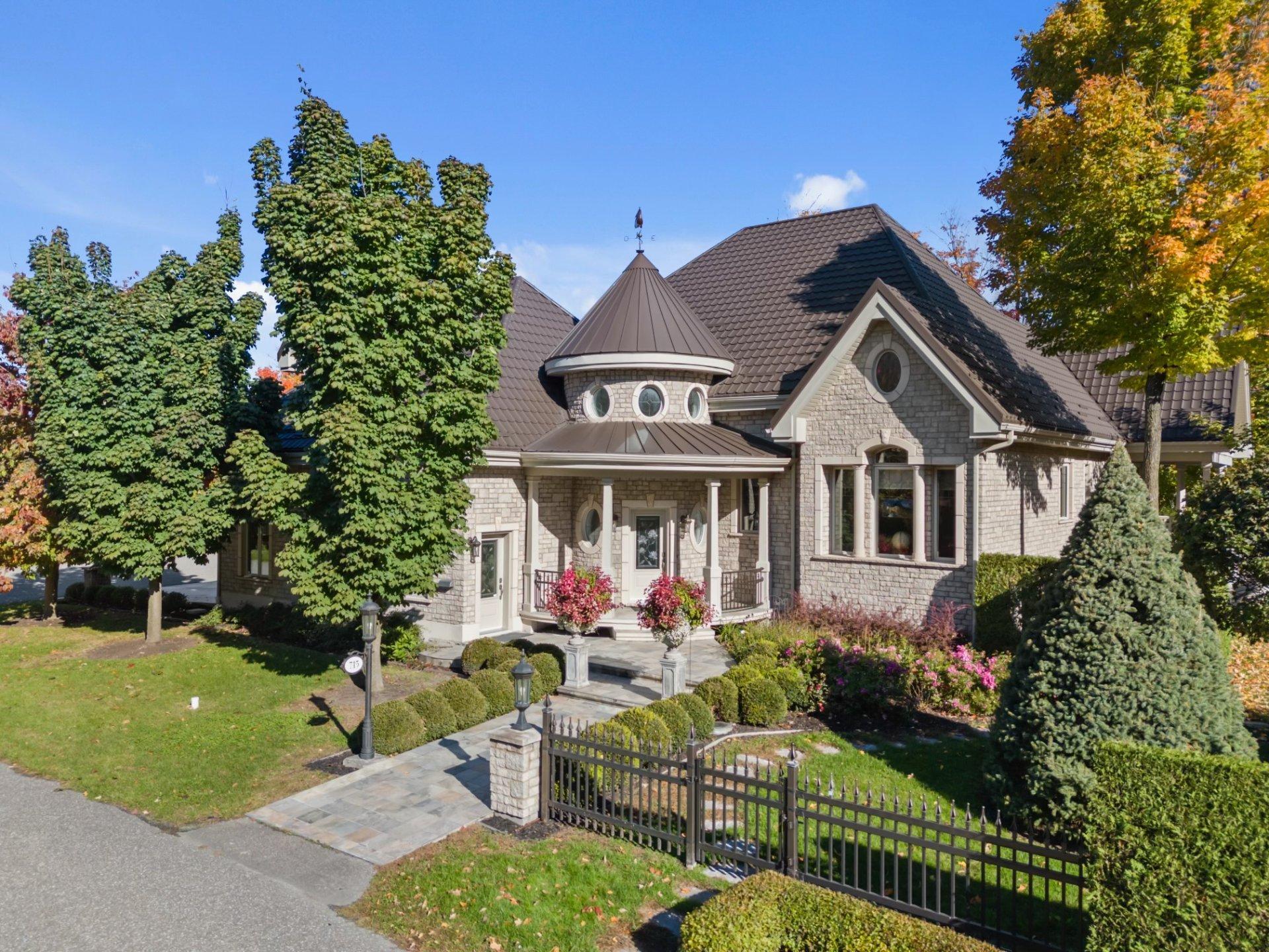 









715


Rue des Séminaristes

,
Saint-Hyacinthe,




QC
J2S9B7

