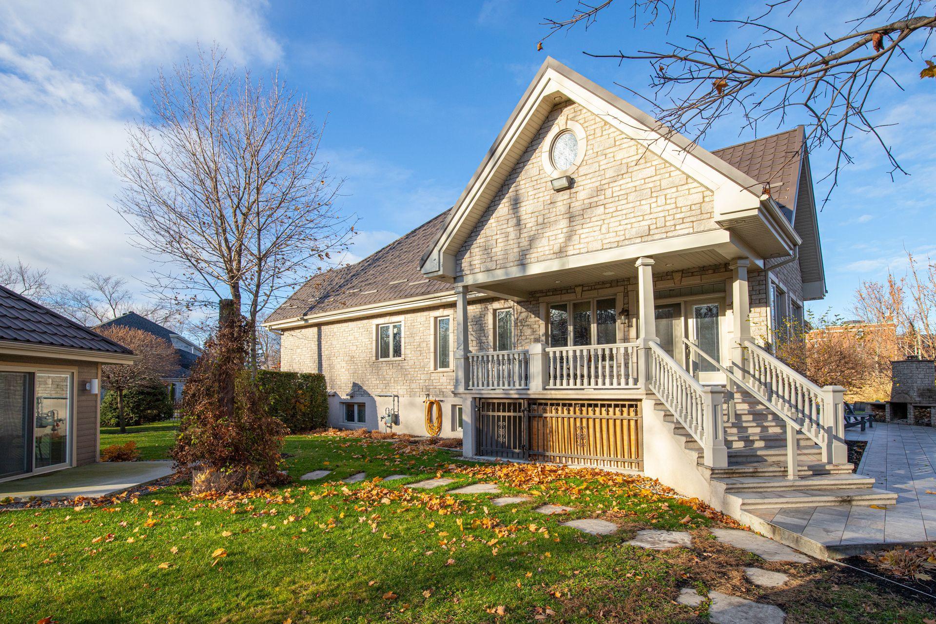 









715


Rue des Séminaristes

,
Saint-Hyacinthe,




QC
J2S9B7

