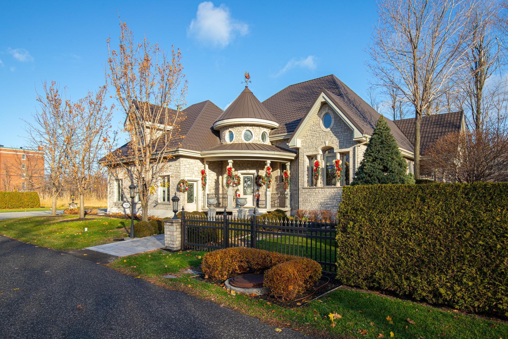 









715


Rue des Séminaristes

,
Saint-Hyacinthe,




QC
J2S9B7

