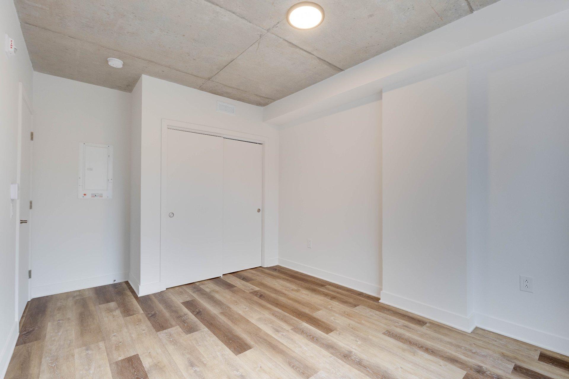 









1640


Boul. de la Côte-Vertu

, 214,
Montréal (Saint-Laurent),




QC
H4L2A2

