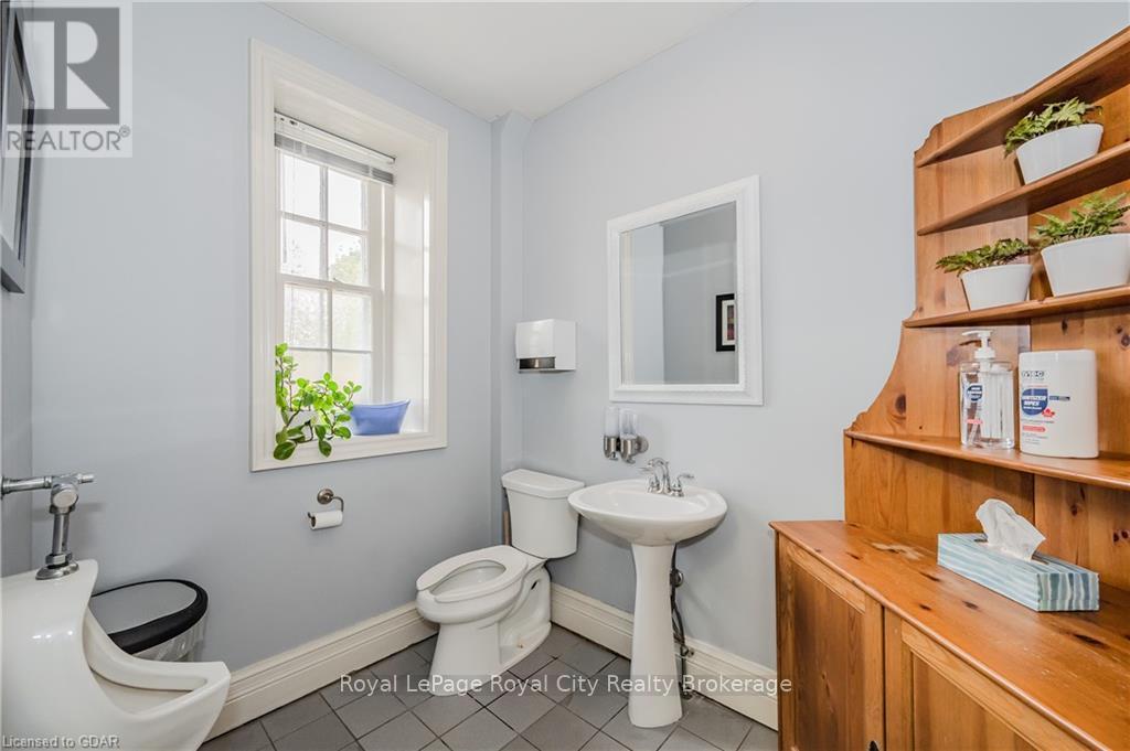 












25 WATERLOO AVENUE

,
Guelph (Downtown),




Ontario
N1H3H4

