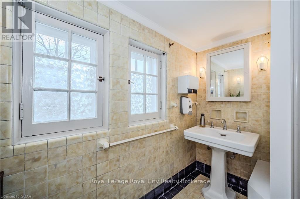 












25 WATERLOO AVENUE

,
Guelph (Downtown),




Ontario
N1H3H4

