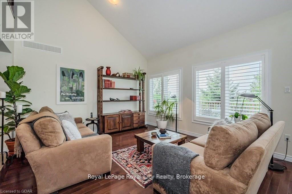 












28 - 19 SIMMONDS DRIVE

,
Guelph (Victoria North),




Ontario
N1E0H4

