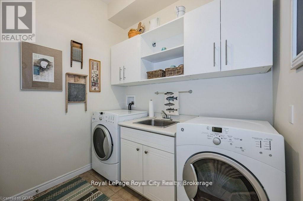 












28 - 19 SIMMONDS DRIVE

,
Guelph (Victoria North),




Ontario
N1E0H4

