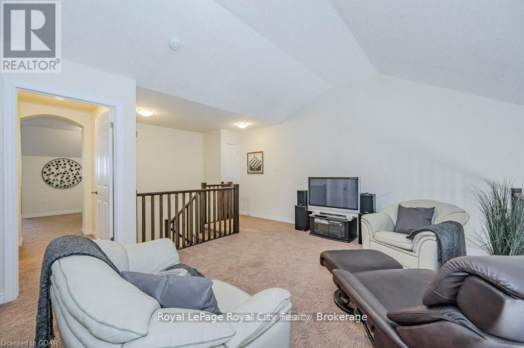 












28 - 19 SIMMONDS DRIVE

,
Guelph (Victoria North),




Ontario
N1E0H4

