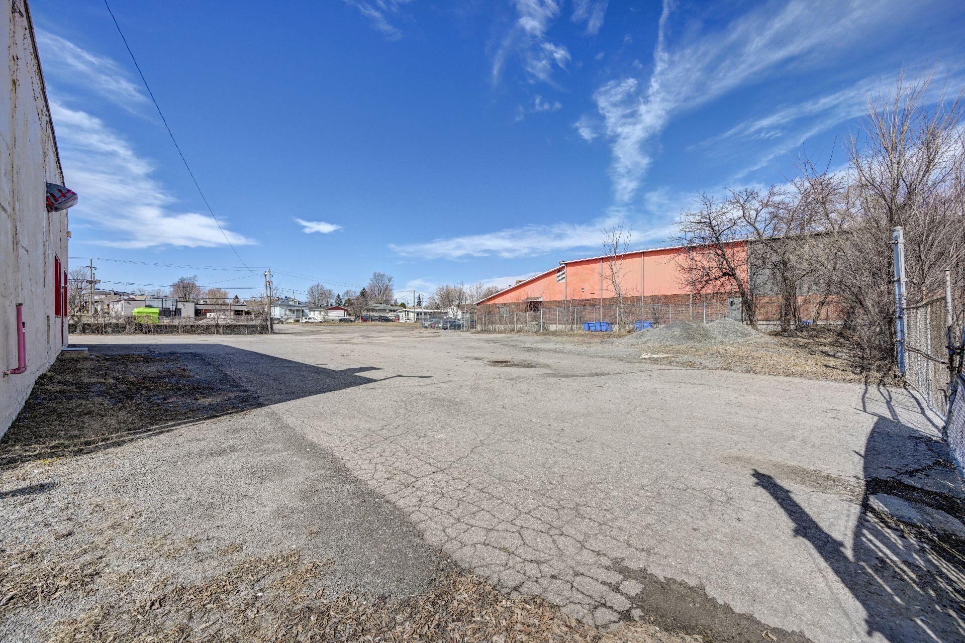 









547

 - 553


Boul. des Laurentides

,
Saint-Jérôme,




QC
J7Z4M4

