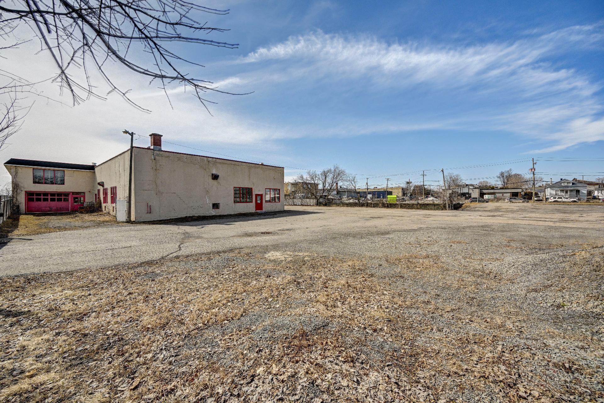 









547

 - 553


Boul. des Laurentides

,
Saint-Jérôme,




QC
J7Z4M4

