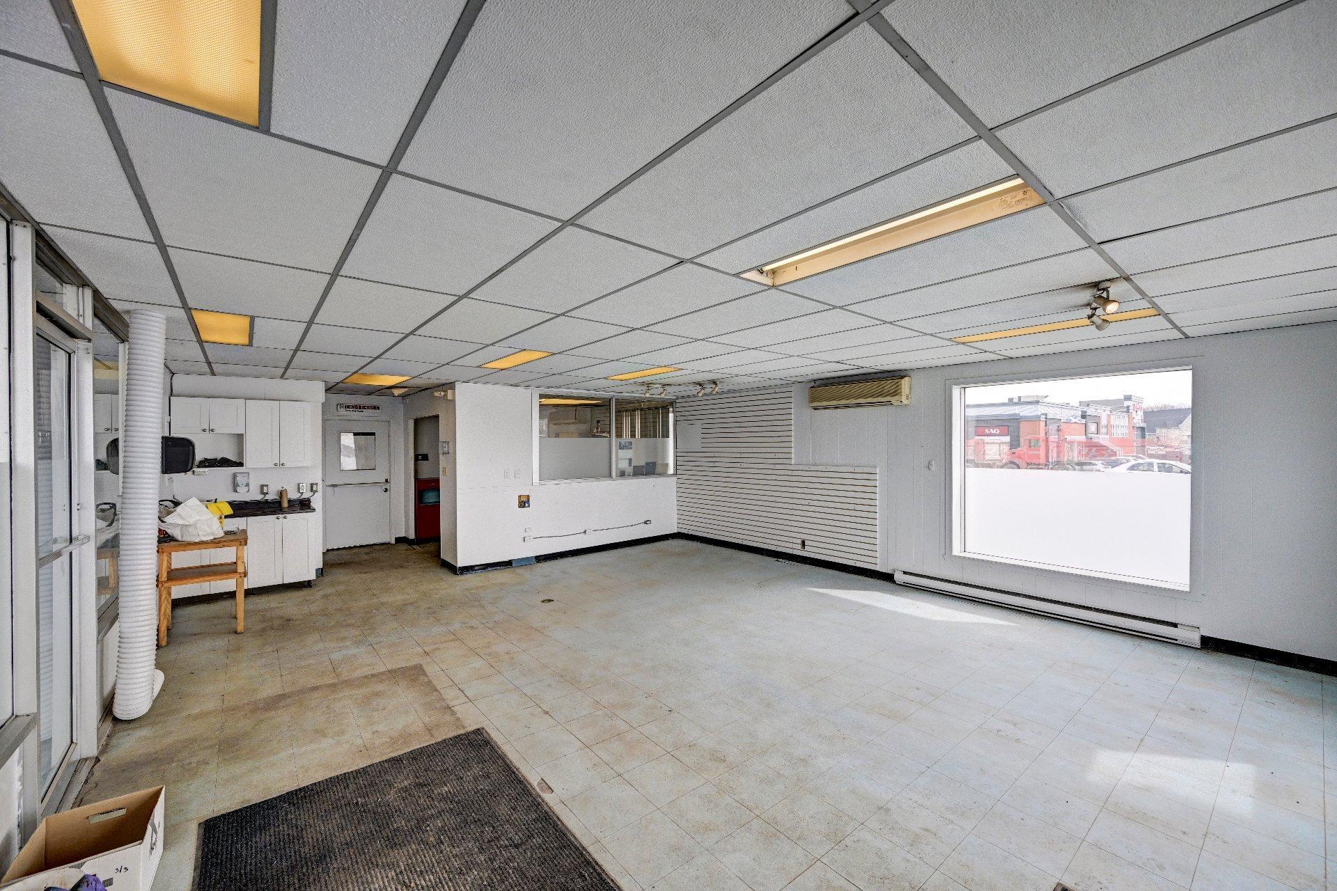 









547

 - 553


Boul. des Laurentides

,
Saint-Jérôme,




QC
J7Z4M4

