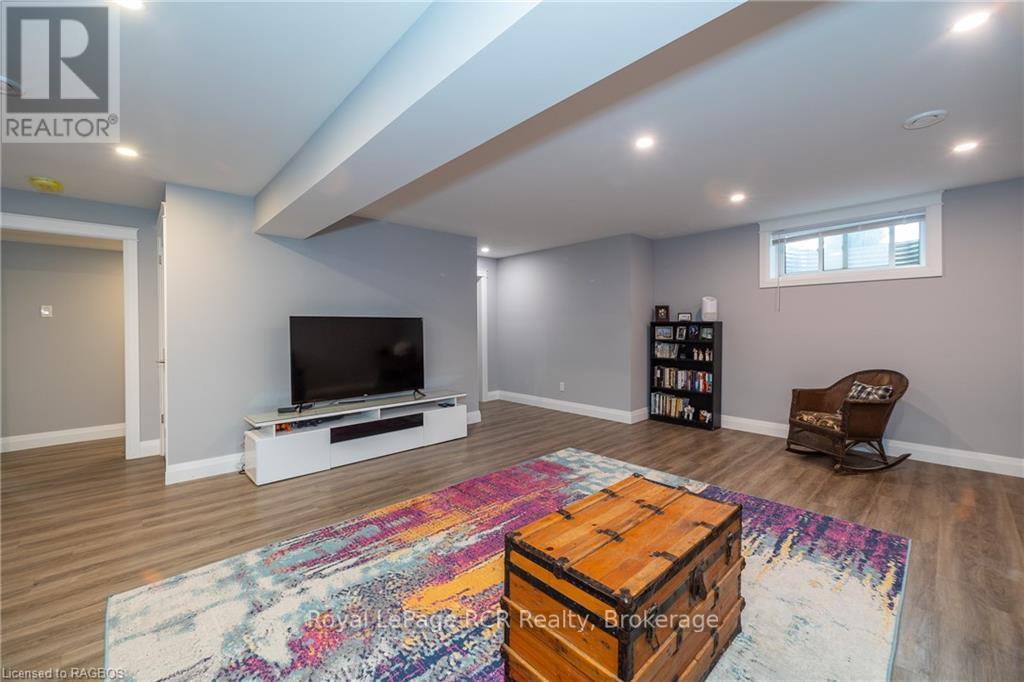 












133 HAWTHORN CRESCENT

,
Georgian Bluffs,




Ontario
N0H1S0

