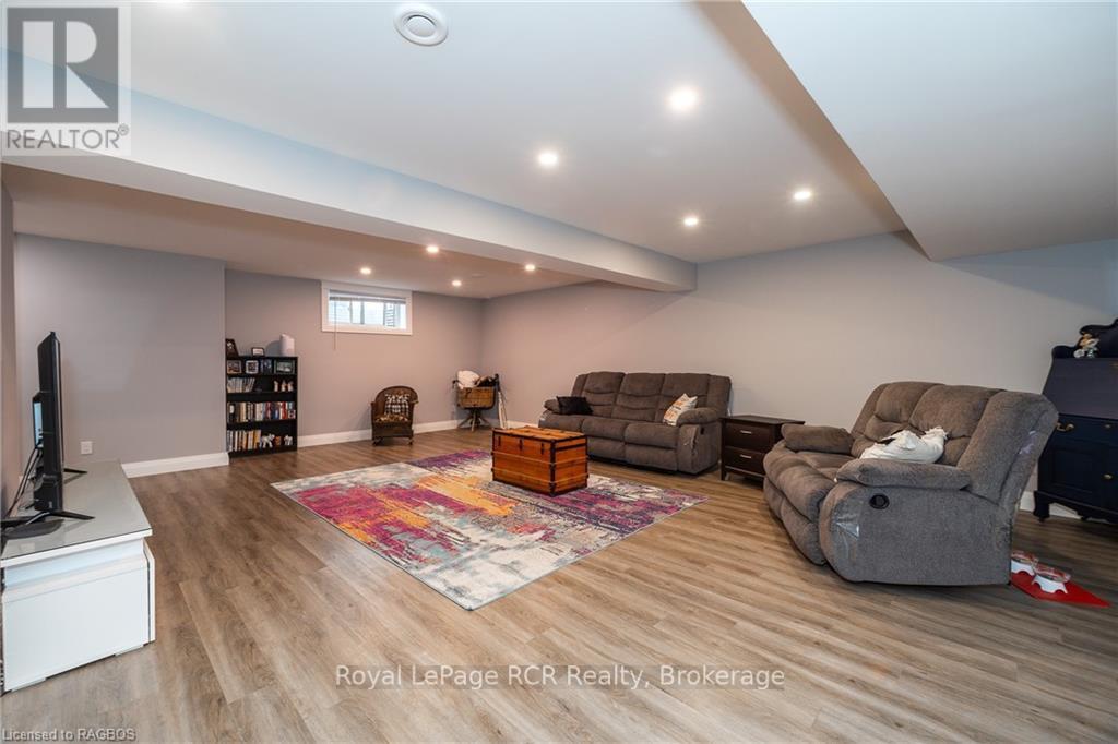 












133 HAWTHORN CRESCENT

,
Georgian Bluffs,




Ontario
N0H1S0

