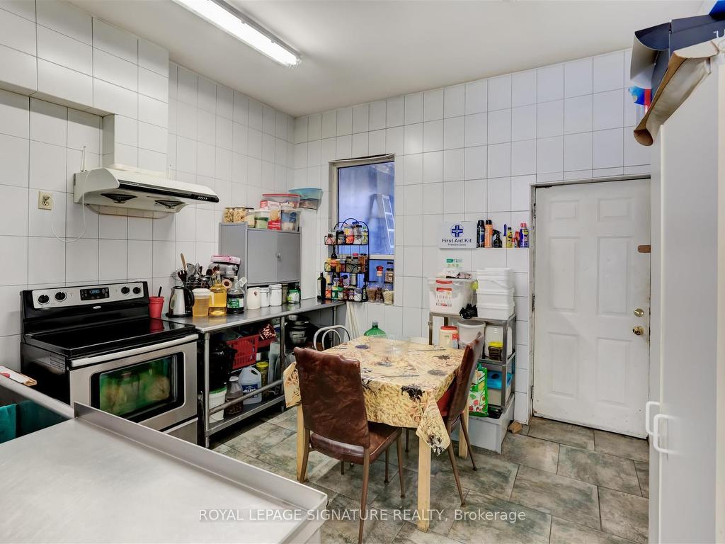 









3142


Dundas

Street West,
Toronto,




ON
M6P 2A1

