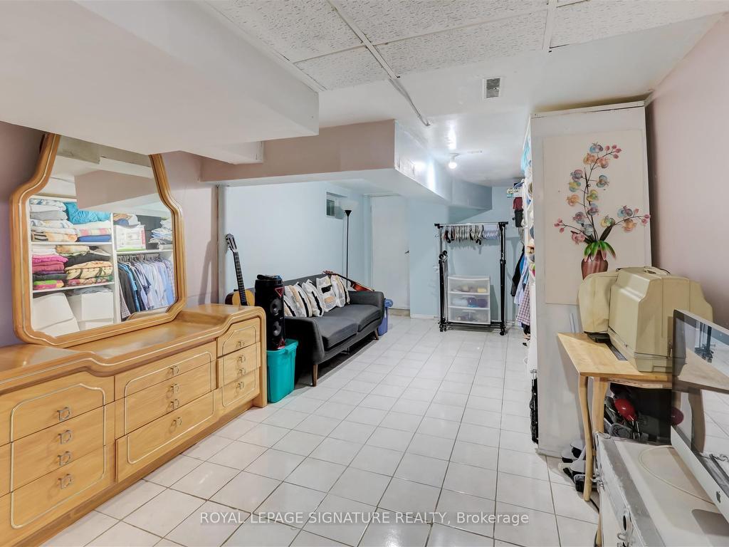 









3142


Dundas

Street West,
Toronto,




ON
M6P 2A1

