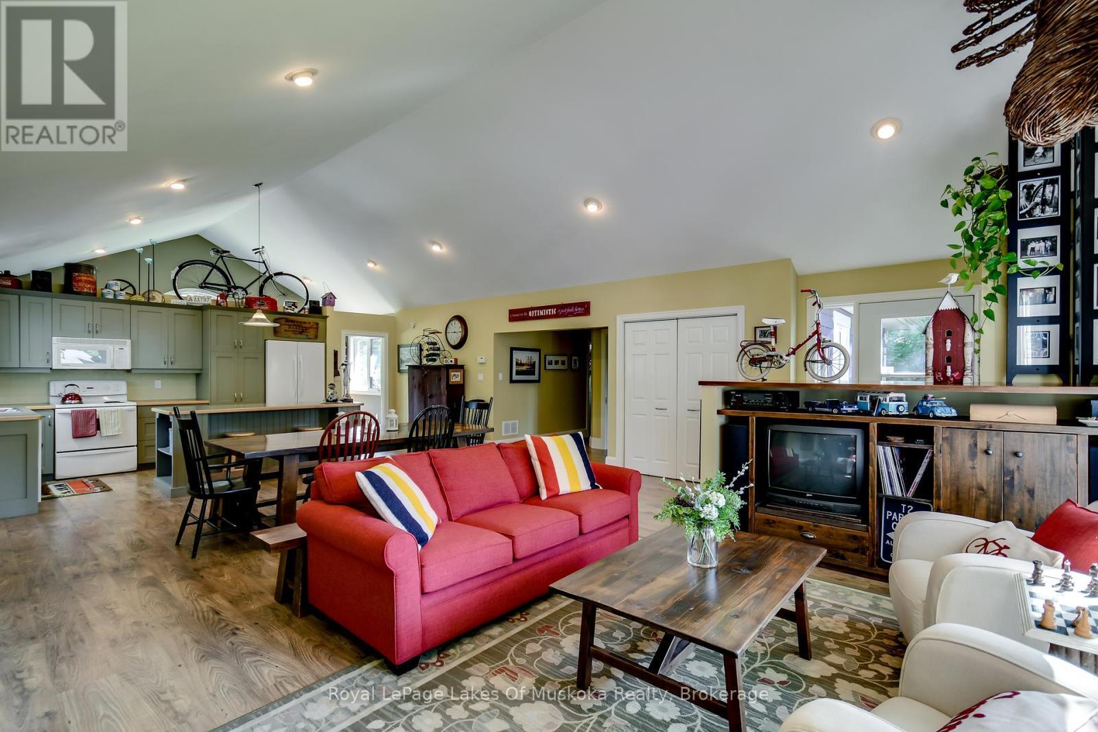 












230 ECCLESTONE DRIVE

,
Bracebridge (Macaulay),




Ontario
P1L1G4

