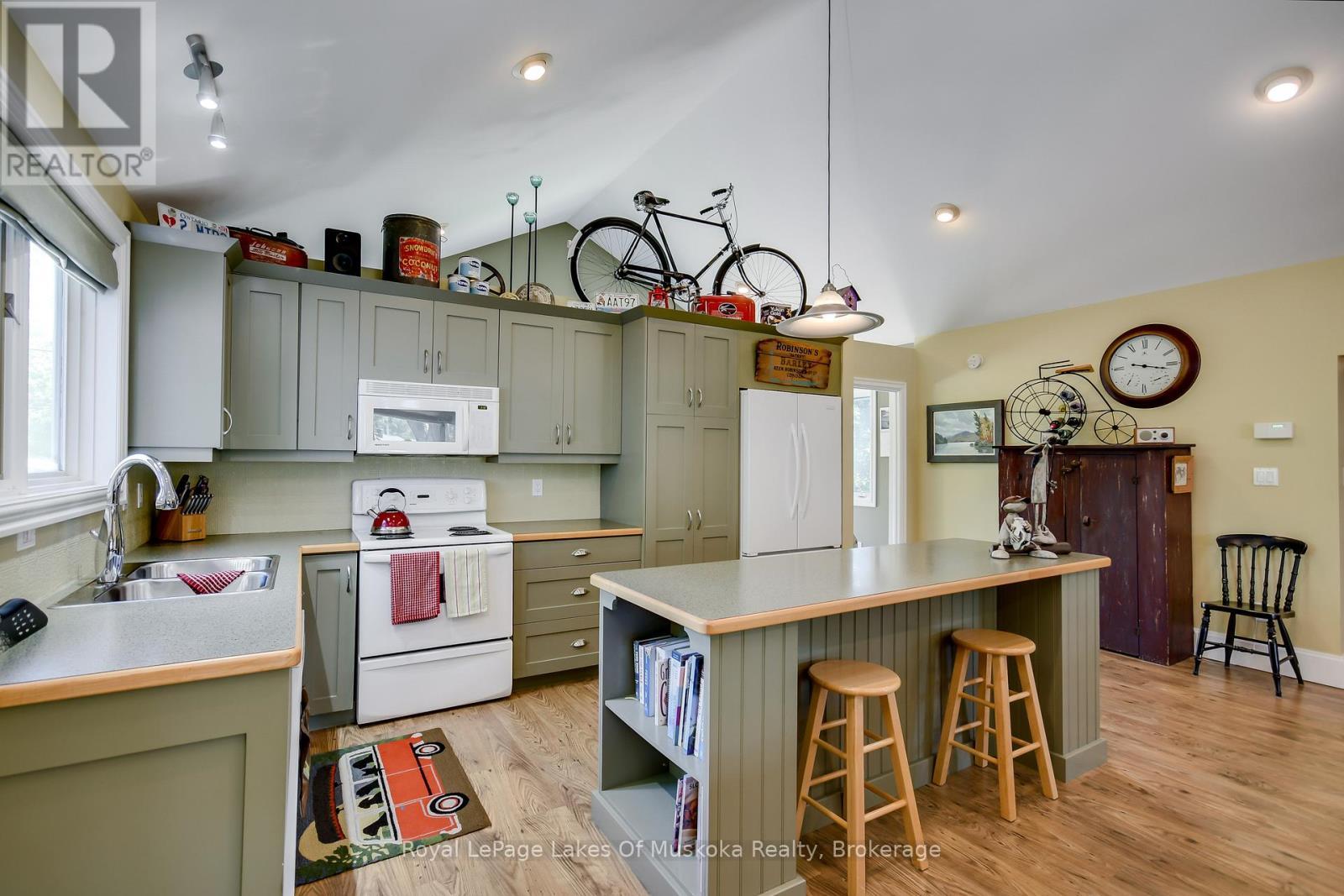 












230 ECCLESTONE DRIVE

,
Bracebridge (Macaulay),




Ontario
P1L1G4

