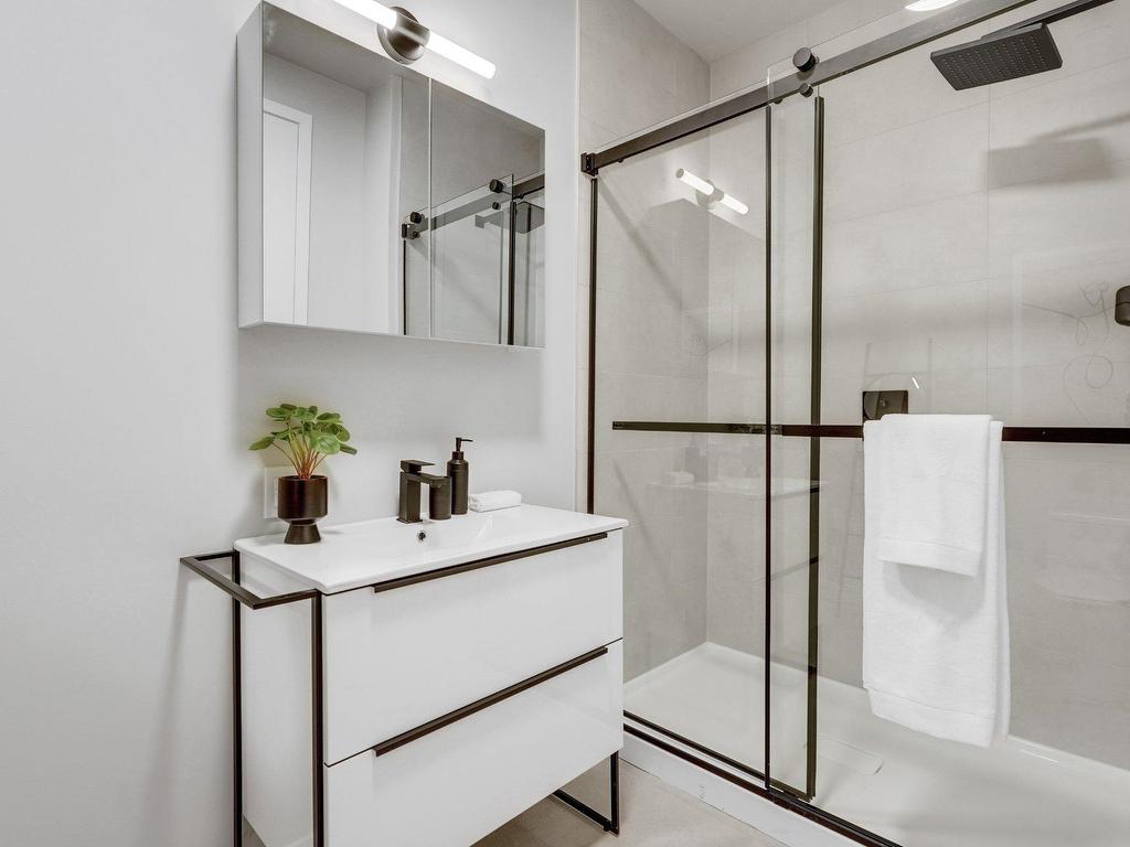 









16


Place du Commerce

, 415,
Montréal (Verdun/Île-des-Soeurs),




QC
H3E1T5

