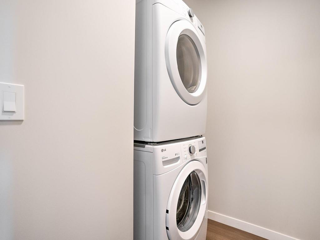 









16


Place du Commerce

, 1005,
Montréal (Verdun/Île-des-Soeurs),




QC
H3E1T5

