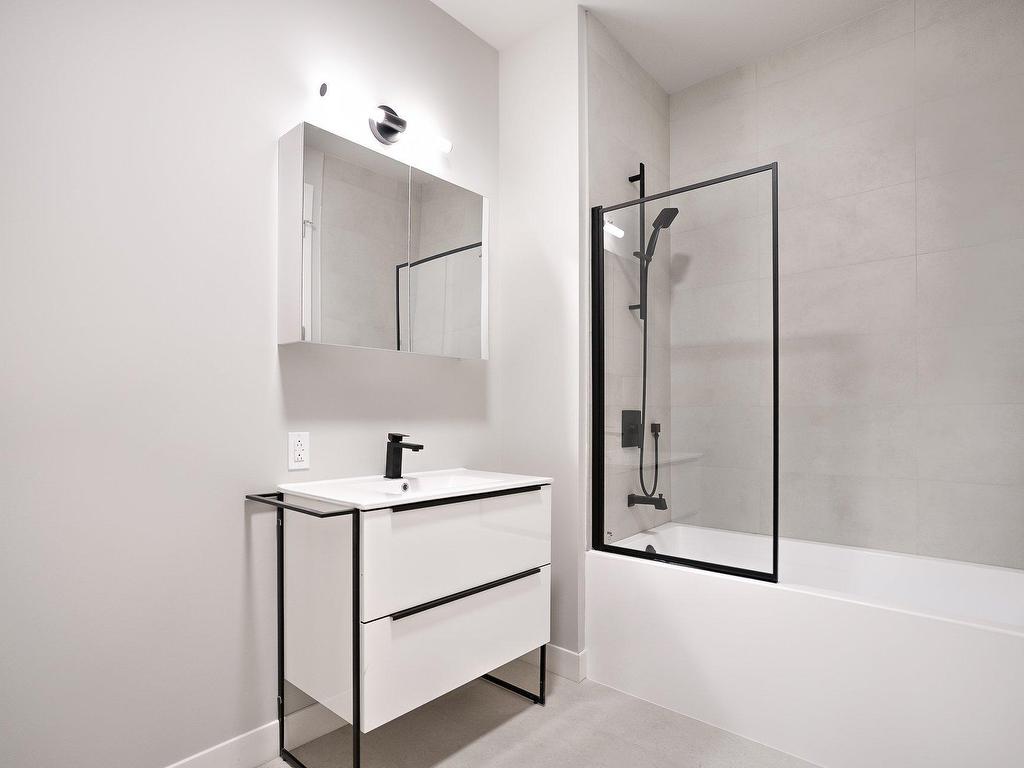 









16


Place du Commerce

, 1005,
Montréal (Verdun/Île-des-Soeurs),




QC
H3E1T5

