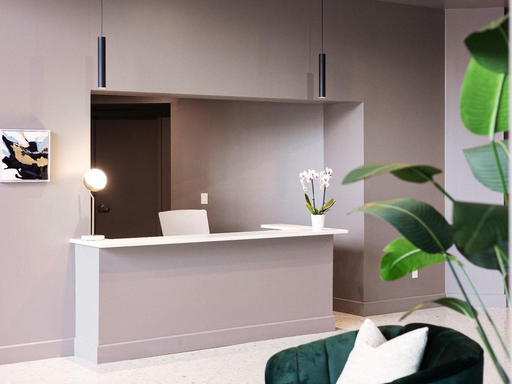 









16


Place du Commerce

, 212,
Montréal (Verdun/Île-des-Soeurs),




QC
H3E1T5

