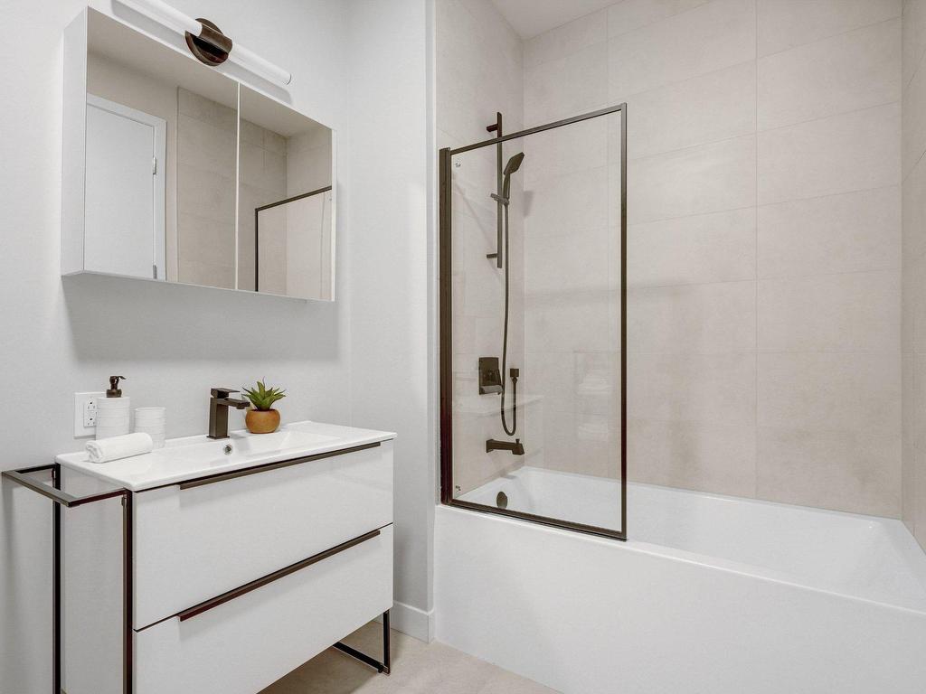 









16


Place du Commerce

, 212,
Montréal (Verdun/Île-des-Soeurs),




QC
H3E1T5

