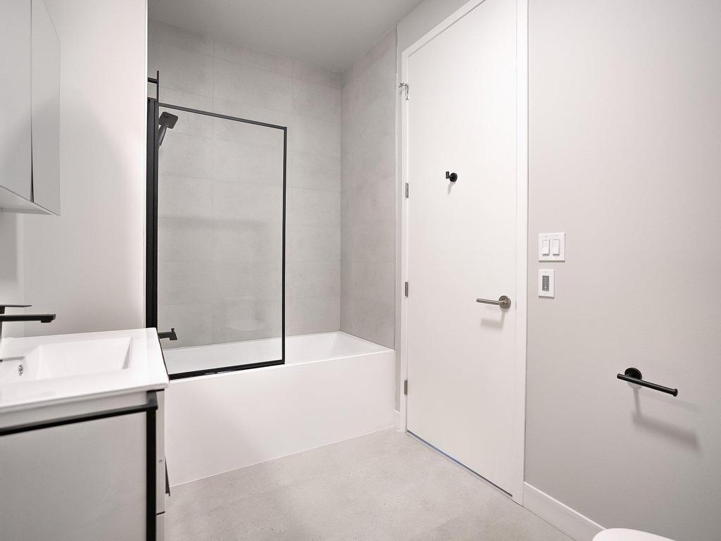 









16


Place du Commerce

, 212,
Montréal (Verdun/Île-des-Soeurs),




QC
H3E1T5

