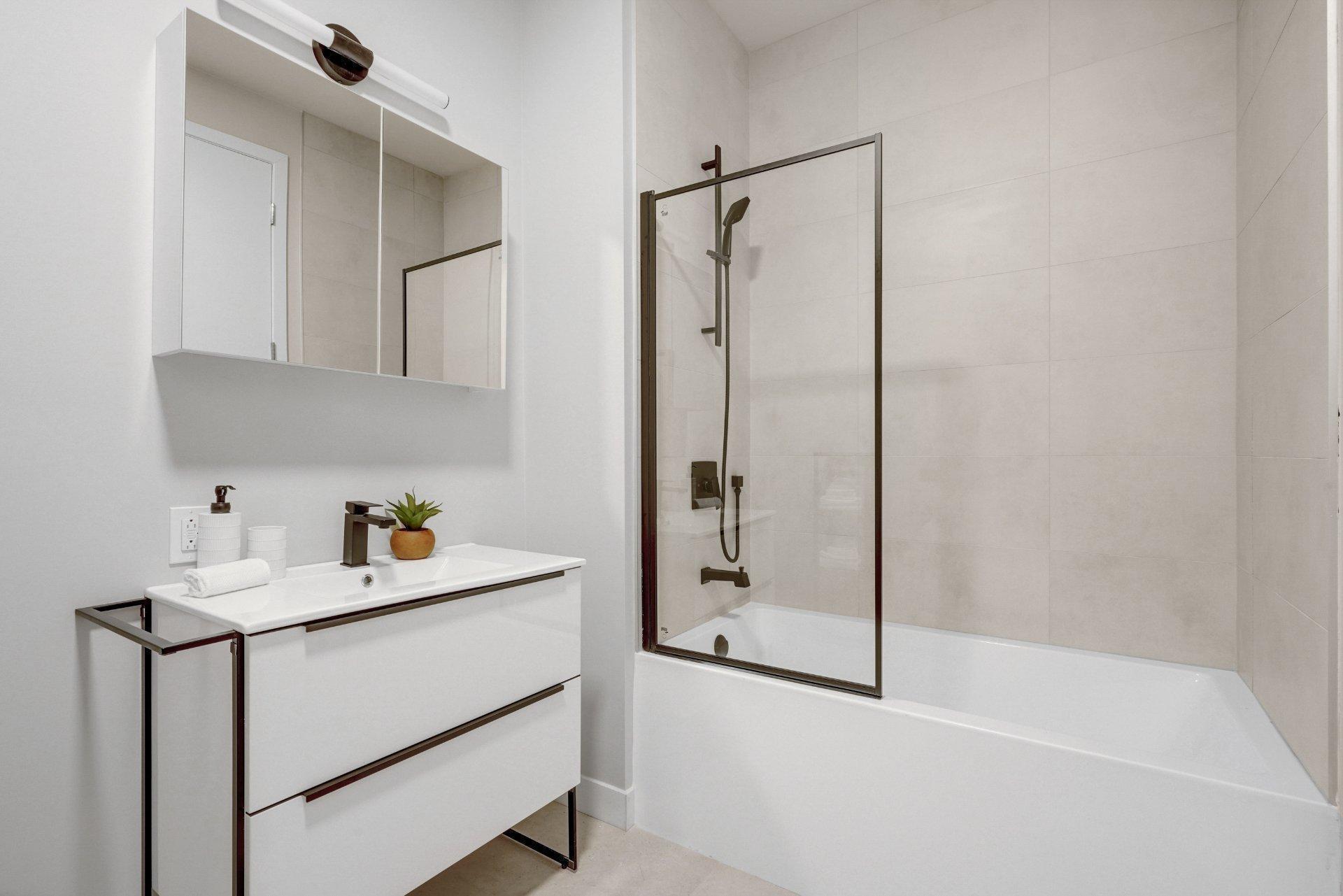 









16


Place du Commerce

, 211,
Montréal (Verdun/Île-des-Soeurs),




QC
H3E1T5

