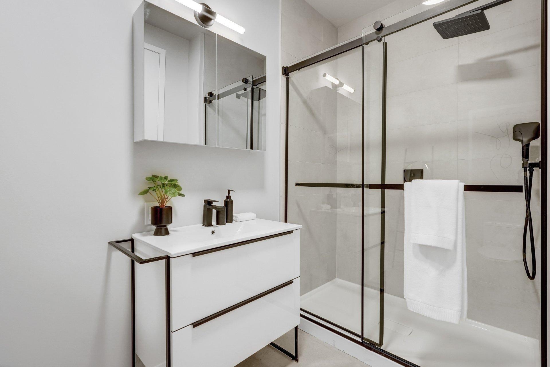 









16


Place du Commerce

, 211,
Montréal (Verdun/Île-des-Soeurs),




QC
H3E1T5


