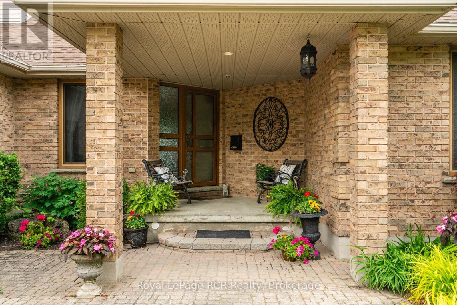 












705 21ST A AVENUE

,
Hanover,




Ontario
N4N3M2

