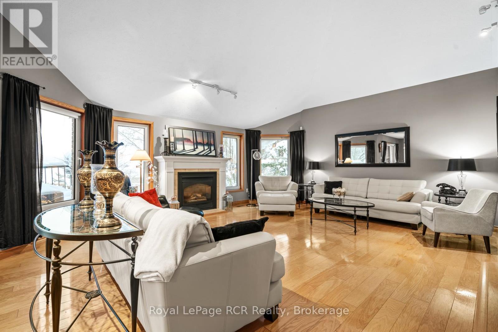












705 21ST A AVENUE

,
Hanover,




Ontario
N4N3M2

