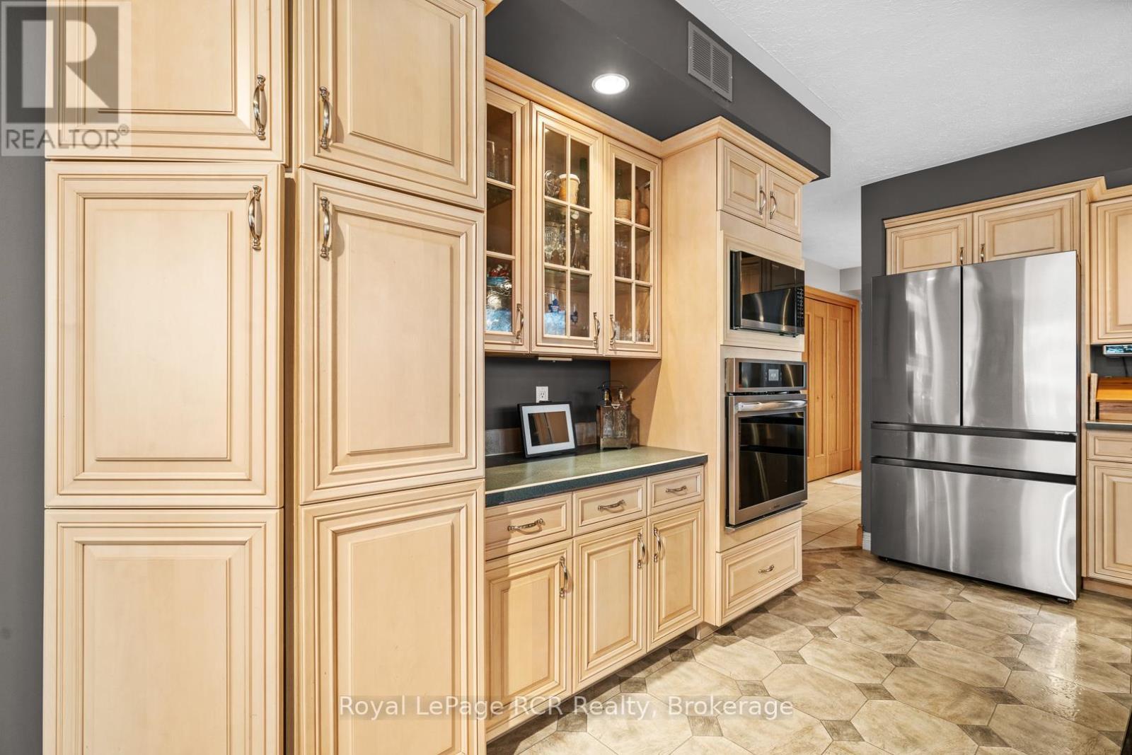 












705 21ST A AVENUE

,
Hanover,




Ontario
N4N3M2

