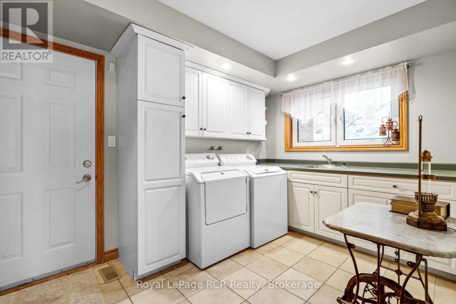 












705 21ST A AVENUE

,
Hanover,




Ontario
N4N3M2

