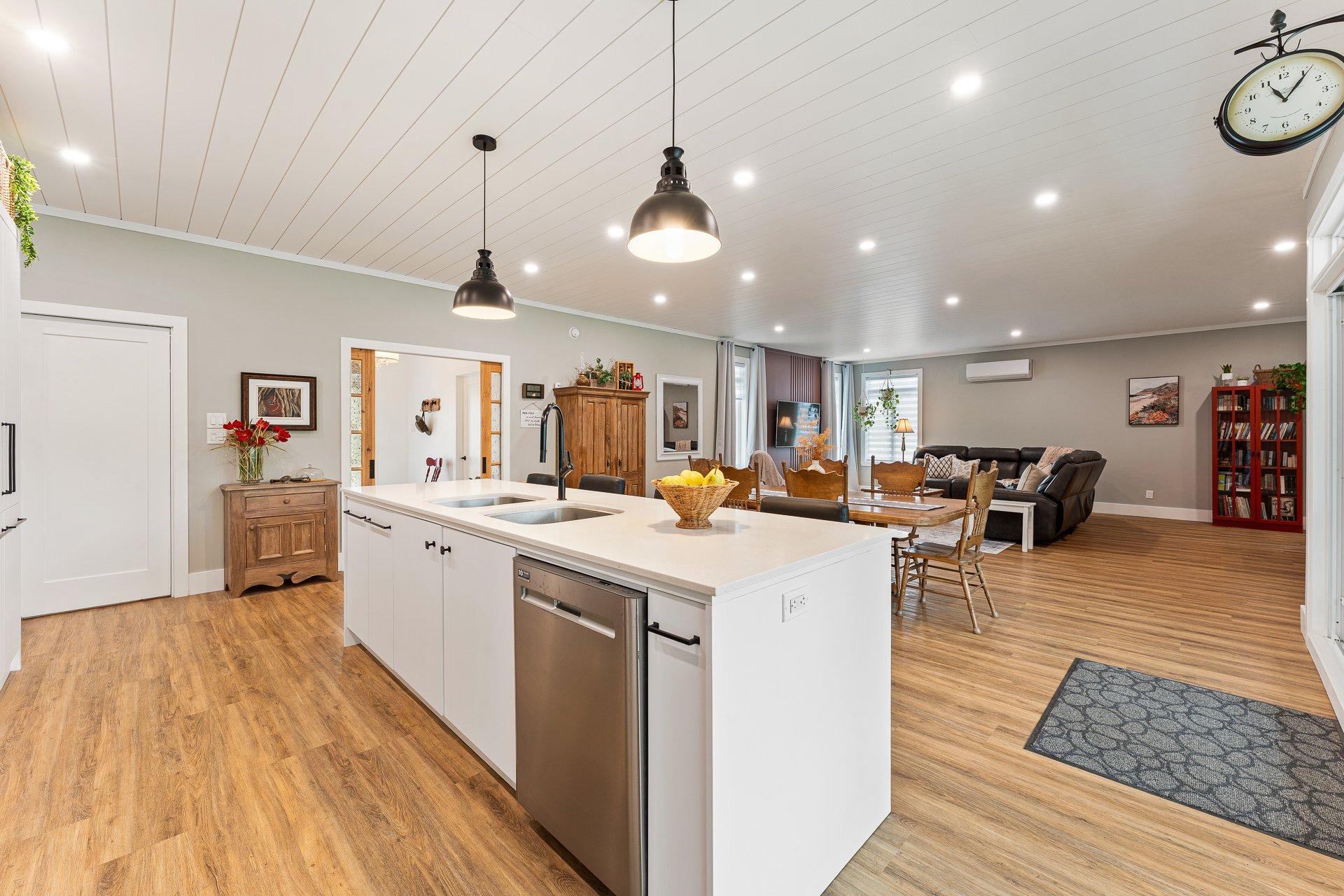









124


Rue des Sittelles

,
Brigham,




QC
J2K4B7

