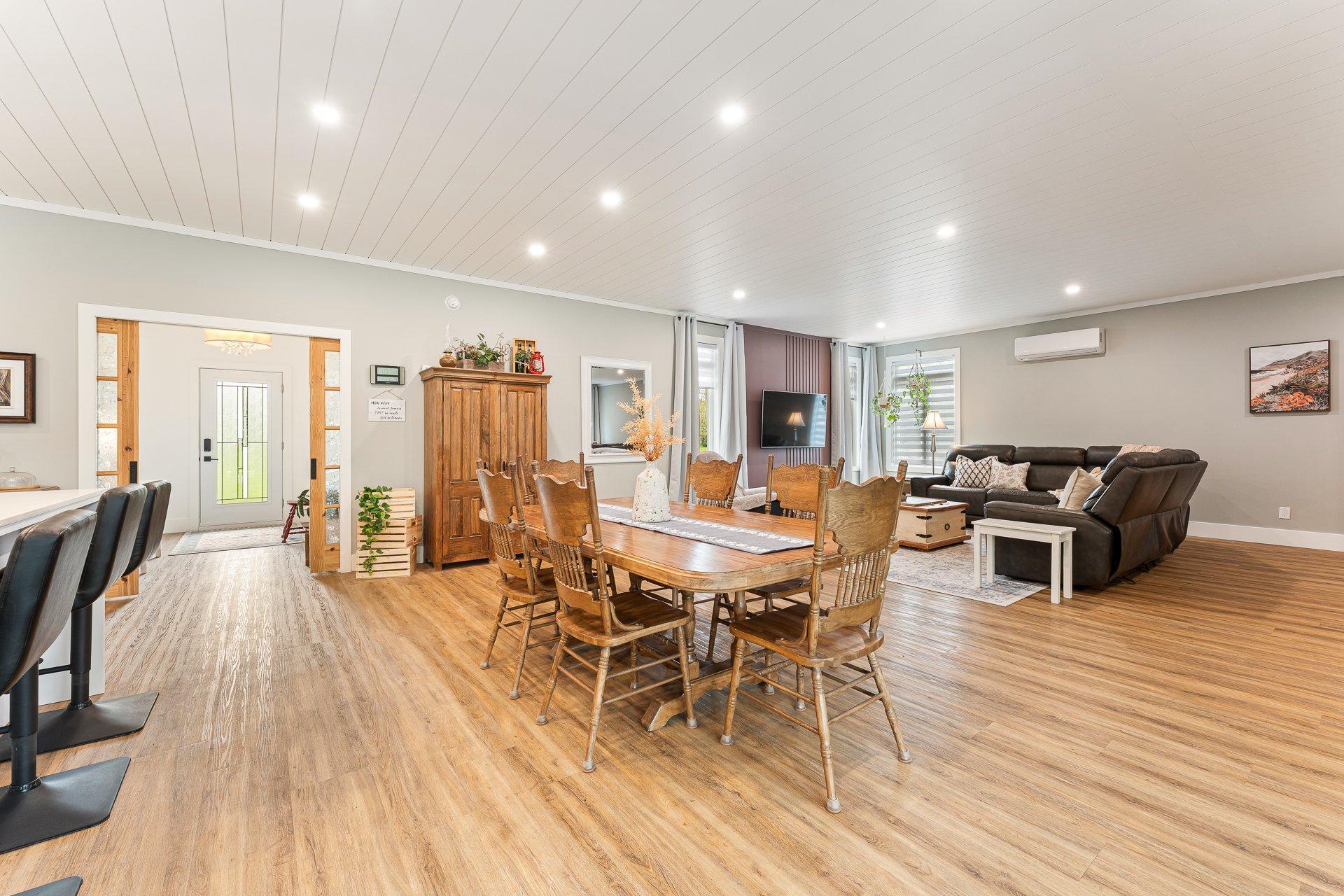 









124


Rue des Sittelles

,
Brigham,




QC
J2K4B7

