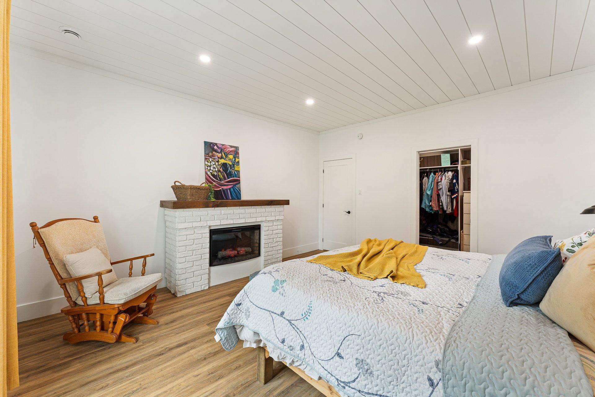 









124


Rue des Sittelles

,
Brigham,




QC
J2K4B7

