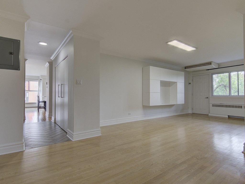 









2450


Ch. Athlone

, 410,
Mont-Royal,




QC
H3R3H6

