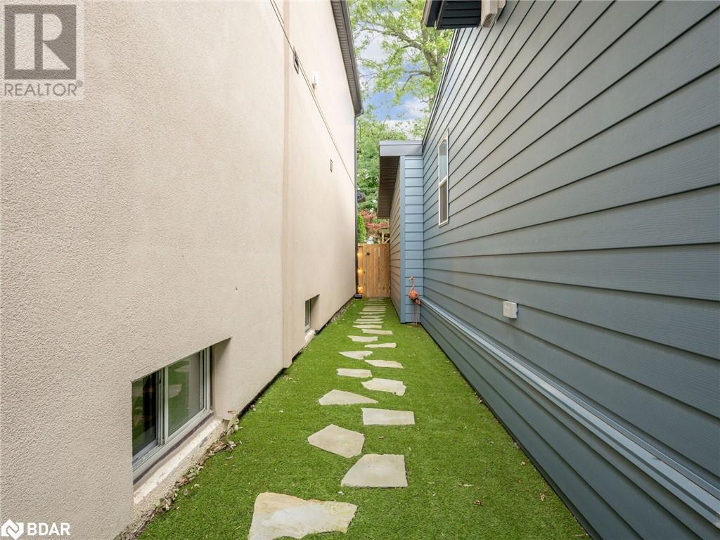 












102 TWENTY THIRD STREET

,
Toronto,




Ontario
M8V3N2

