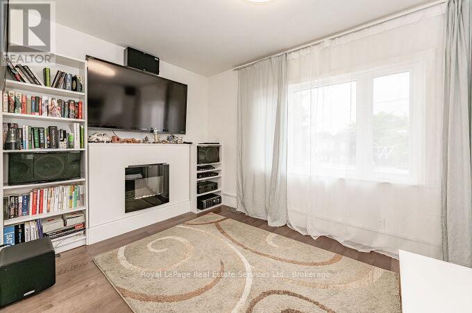 












925 KING STREET W

,
Hamilton (Westdale),




Ontario
L8S1K7

