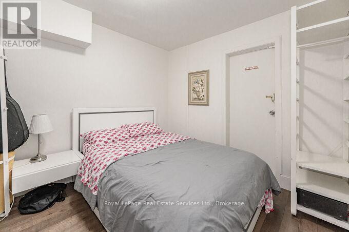 












925 KING STREET W

,
Hamilton (Westdale),




Ontario
L8S1K7


