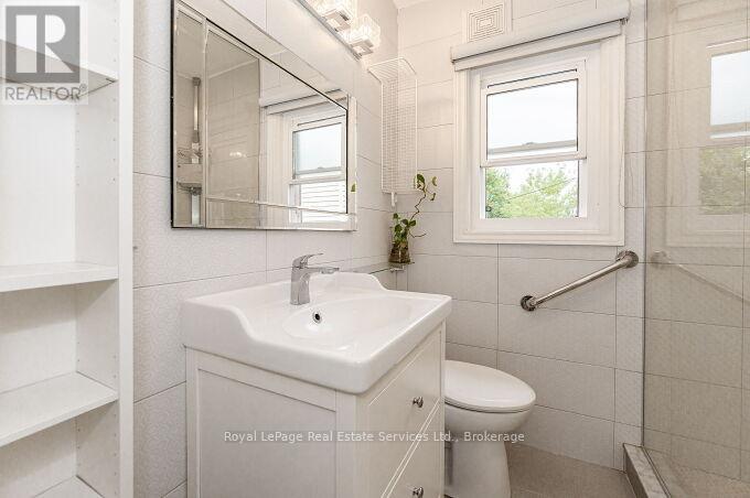 












925 KING STREET W

,
Hamilton (Westdale),




Ontario
L8S1K7

