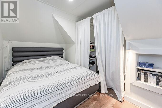 












925 KING STREET W

,
Hamilton (Westdale),




Ontario
L8S1K7

