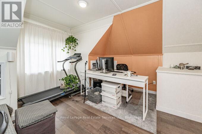 












925 KING STREET W

,
Hamilton (Westdale),




Ontario
L8S1K7

