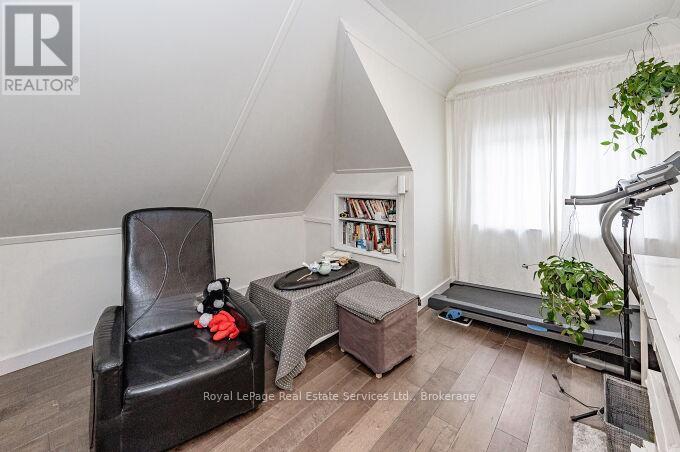 












925 KING STREET W

,
Hamilton (Westdale),




Ontario
L8S1K7


