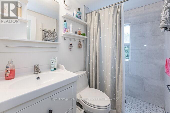 












925 KING STREET W

,
Hamilton (Westdale),




Ontario
L8S1K7

