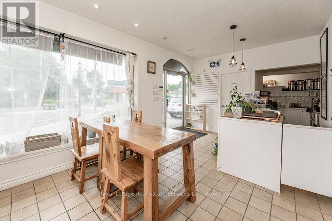 












925 KING STREET W

,
Hamilton (Westdale),




Ontario
L8S1K7

