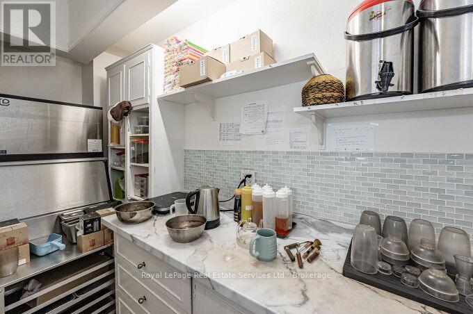 












925 KING STREET W

,
Hamilton (Westdale),




Ontario
L8S1K7

