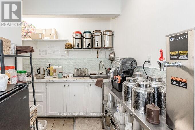 












925 KING STREET W

,
Hamilton (Westdale),




Ontario
L8S1K7

