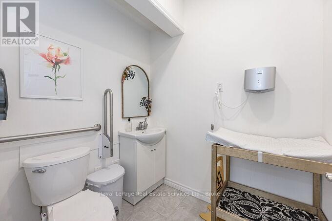 












925 KING STREET W

,
Hamilton (Westdale),




Ontario
L8S1K7

