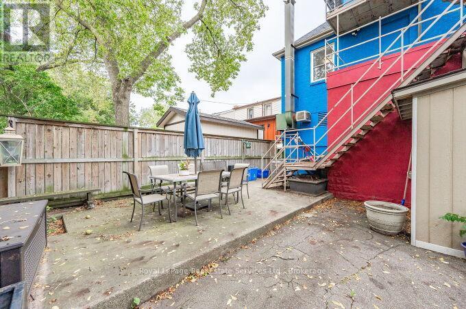












925 KING STREET W

,
Hamilton (Westdale),




Ontario
L8S1K7

