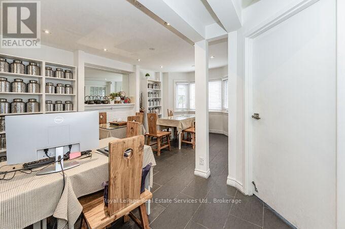 












925 KING STREET W

,
Hamilton (Westdale),




Ontario
L8S1K7

