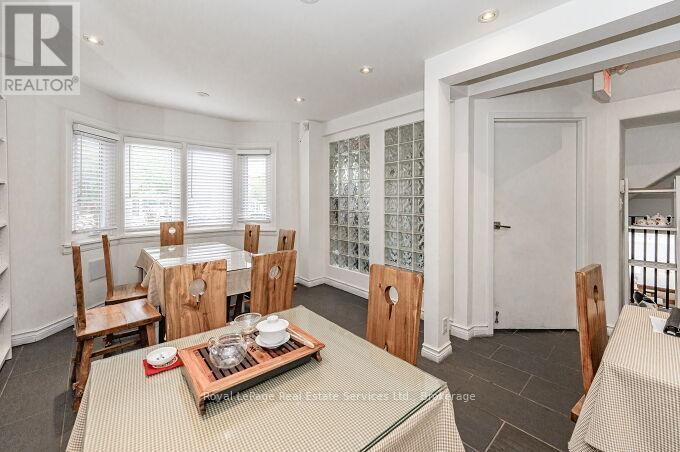 












925 KING STREET W

,
Hamilton (Westdale),




Ontario
L8S1K7

