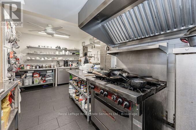 












925 KING STREET W

,
Hamilton (Westdale),




Ontario
L8S1K7

